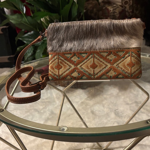 Montana West Handbags - Montana West Tan and Gray Crossbody Bag